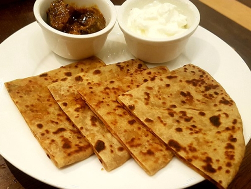 Aloo_Paratha_also_known_as_Batatay_Jo_Phulko